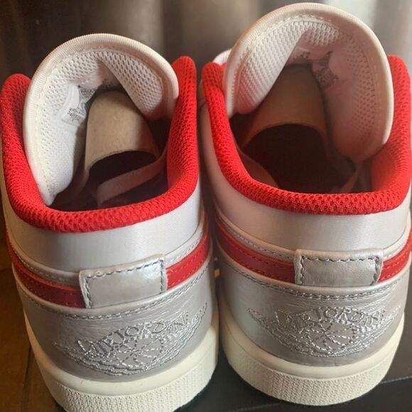 Nike Air Jordan 1 Low PRM Size 8.5 Metallic Silver University Red DA4668 001 - Picture 10 of 11